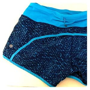LULULEMON SHORTS (SIZE 6)